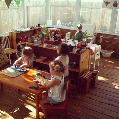 niños jugando en una sala del jardín
